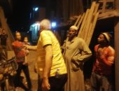 رئيس مدينة الأقصر يوقف أعمال بناء مخالف متر ليلاً خلال جولة مسائية