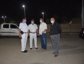 صور.. سكرتير عام محافظة الأقصر يتابع حملات النظافة والتعقيم بالشوارع ليلا