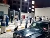 موظفو مستشفى العجمى يؤدون صلاة الجنازة على طبيب توفى متأثرا بفيروس كورونا