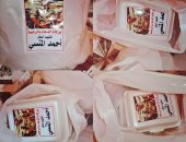 بصورة الشهيد المنسى.. "أحمد" يوزع وجبات إفطار بشارع فيصل مطالبا بالدعاء له