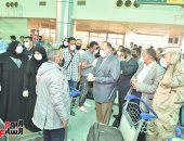 محافظ أسيوط يستقبل المصريين العالقين بالخارج بالمطار لليوم الثانى