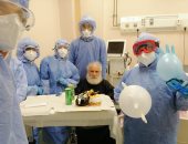 أطباء الحجر الصحى بأسوان يحتفلون بعيد ميلاد قمص قبطى مصاب بـ"كورونا".. صور