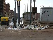 قارئ يشكو تراكم القمامة في الشارع بسبب عدم وجود صناديق بمنيا القمح