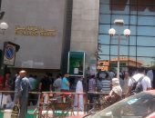 زحام وطوابير أمام أفرع البنوك وتكدس المواطنين أمام مكانات ATM بالشرقية