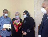 تكريم شهداء الجيش الأبيض.. أسرة الممرضة صفاء محمد بالإسكندرية تتسلم هدية الرئيس.. زوج الشهيدة: فوجئنا بإصابتها وتدهور حالتها فى أيام.. نثمن جهود الرئاسة وتقدير التضحيات.. ونطالب المواطنين بعدم الاستهانة بالمرض