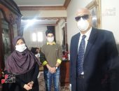 تكريم شهداء الجيش الأبيض.. أسرة الدكتور ياسر عثمان بالإسكندرية تتسلم هدية الرئيس.. زوجته: كان متفانيا فى عمله وأنا مشرفة تمريض وأتسلم عملى بمستشفى العزل.. ونجله: أتمنى الالتحاق بكلية الطب لاستكمال مسيرة والدى