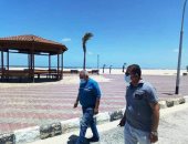 رئيس "جمصة" يتفقد الشواطئ للتأكد من تنفيذ الحظر وغلق مدخل المدينة