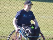 فقد الذاكرة بسبب خطأ طبي .. قصة مراهق يمارس هواياته على كرسى متحرك 