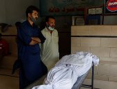 مشاهد مؤلمة أثناء نقل جثث ضحايا طائرة الركاب الباكستانية