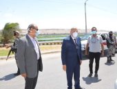 محافظ المنيا يتفقد كورنيش النيل والشوارع لمتابعة التزام المواطنين بالإجراءات 