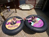 مقهى يبتكر طاولات جديدة لضمان التباعد الاجتماعى فى الولايات المتحدة 