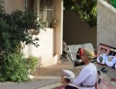 العمانيون يؤدون صلاة عيد الفطر بين ذويهم في المنازل بسبب كورونا.. صور