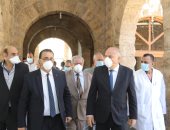 محافظ قنا يهنئ المرضى بالمستشفيات بعيد الفطر المبارك ..صور