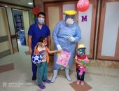 أطباء عزل جامعة الزقازيق يوزعون لعب أطفال على أصغر مصابين.. صور