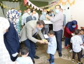 صور .. محافظ المنوفية يوزع العيدية والهدايا وكحك العيد على الأطفال الأيتام بدار السيدة نفيسة