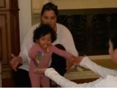 ابنة الراحل كوبى براينت تخطو خطواتها الأولى مع والدتها.. فيديو
