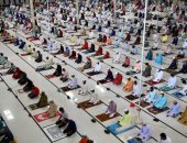 بالكمامات.. مسلمو بنجلاديش يؤدون صلاة عيد الفطر 