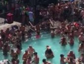 صور وفيديو.. زحام شديد بحمام سباحة فى ولاية ميزورى الأمريكية رغم كورونا