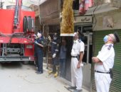 صور..الحماية المدنية تنقل مسنا من منزله للمستشفى لعدم قدرته على الحركة