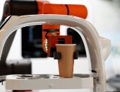 مقهى بكوريا يستعين بروبوت لتقديم المشروبات للحفاظ على التباعد الاجتماعى