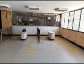 محطة قطارات بنها تضع علامات تباعدية حفاظا على المواطنين من "كورونا".. صور
