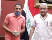 ربنا يغنينى بالحلال.. عامل النظافة يعثر على 45 ألف جنيه ويسلمها لصاحبها