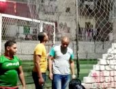 صور.. ضبط أشخاص اخترقوا الحظر ونظموا مباراة كرة قدم بملعب شعبى فى الإسكندرية