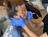 كريستي تيجن تصاب بهيستريا ضحك خلال إجراء اختبار فيروس كورونا.. فيديو