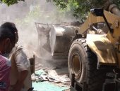 صور.. رفع إشغالات سوق عشوائى بالزاوية الحمراء لمواجهة كورونا