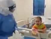 ممرضة ترسم الضحكة علي وجه اصغر طفل مصاب بكورونا داخل المستشفى (فيديو)