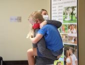 لقاء طفل  بوالدته في الإمارات بعد 70 يوما من الفراق بسبب كورونا.. فيديو