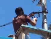 صور.. التصدى لحالات سرقة التيار الكهربائى بميدان المساجد بالإسكندرية  