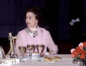 الفاكهة تقدم على لوح ذهبي..اعرف أغرب عادات الملكة إليزابيث على طاولة الطعام 