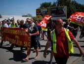 موظفو شركة رينو للسيارات بفرنسا يتظاهرون ضد إلغاء 15 ألف وظيفة 