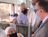 صور وفيديو.. محافظ الإسكندرية يتفقد وسائل المواصلات ويحذر من عقوبة عدم ارتداء الكمامة