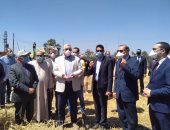 صور.. وزير الزراعة: سنستعين بطلاب الزراعة والطب البيطرى لتطبيق مشروعاتهم