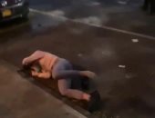 شرطي أمريكي يعتدي بالضرب على فتاة في احتجاجات مقتل جورج فلويد.. فيديو