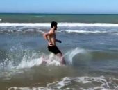 شاهد.. فرجاني ساسي يتدرب على شاطئ البحر مع مدرب خاص