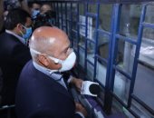 وزير النقل يتفقد محطتى مصر والشهداء لمتابعة الالتزام بارتداء الكمامة