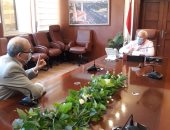 محافظ بورسعيد يبحث مع وكيل التعليم تقييم المشروعات البحثية للشهادة الإعدادية