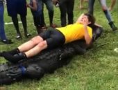 30 شخصا يركبون على ظهر تمساح فى أمريكا.. والتحقيق معهم لسوء المعاملة