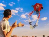 شاهد.. نسر وعلم الأهلي فى سماء القاهرة على طريقة "قلبي طيارة ورق"
