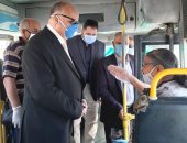 محافظ القاهرة يتفقد مواقف النقل العام ويشيد بالالتزام بارتداء الكمامات.. صور