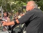 أمريكى يهدد محتجين بـ"قوس وسهم" والمتظاهرون يحرقون سيارته.. فيديو