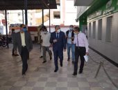 محافظ المنيا يتابع التزام العاملين والمواطنين بإرتداء الكمامات