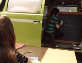 صور.. معلمة تحول سيارتها إلى فصل دراسى لمساعدة طلابها فى إيطاليا