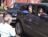 دار مسنين وسط انجلترا يسمح بزيارات من السيارة لحماية مقيميه من كورونا.. فيديو