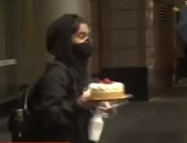 فتاة تنهب قطعة "تشيز كيك" خلال احتحاجات أمريكا..  فيديو