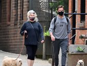 بالكمامات الواقية.. هيو جاكمان وزوجته فى نزهة بالكلاب بنيويورك "صور"