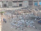 قارئ يشكو تراكم القمامة أمام منزله بأوسيم